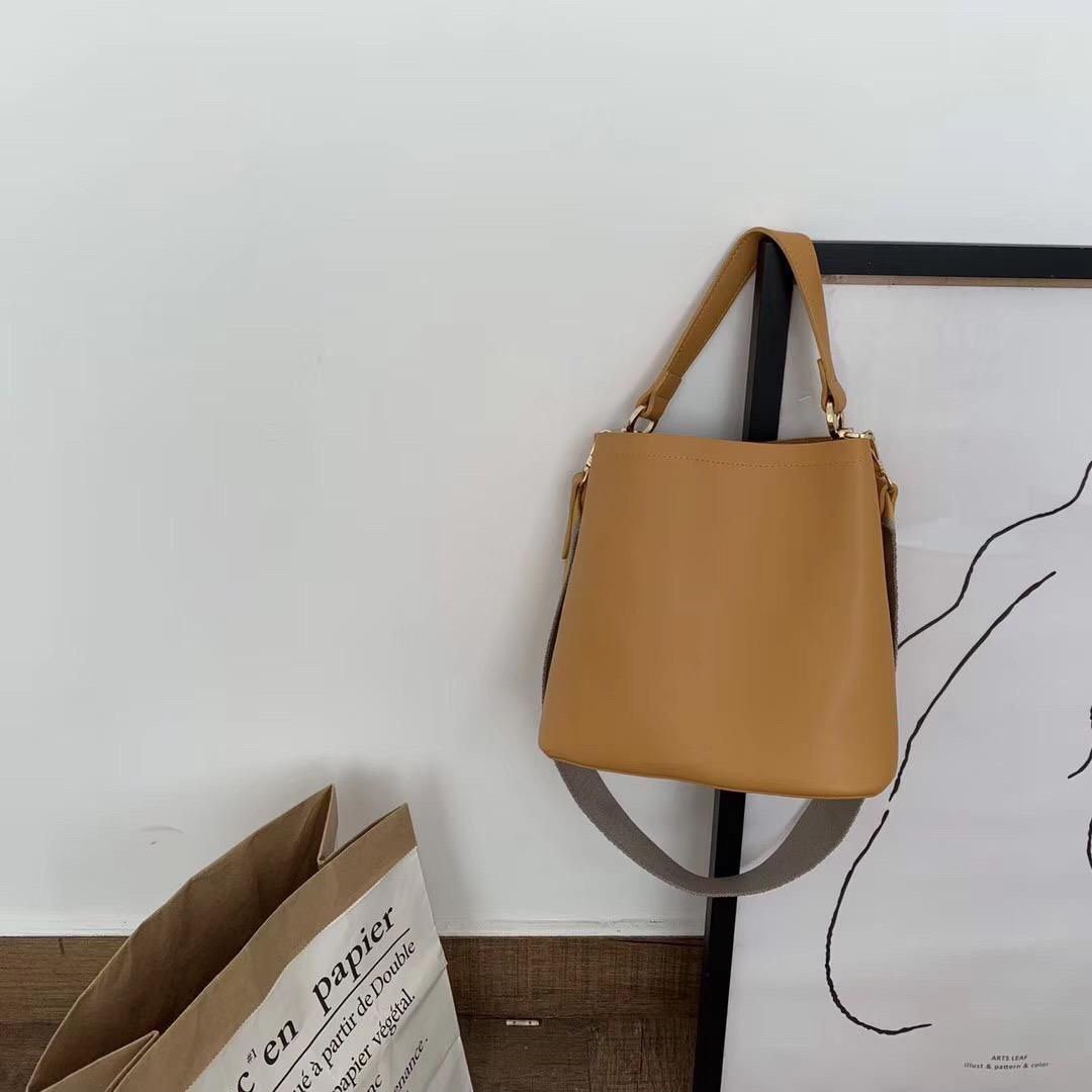 viralbisneskl's tweet photo. RT @MyTasche: Fiona totebag
RM59 free postage 
Ready stock ✅
#handbag #slingbag #handbagmurah
#backpack #longchamp #taschemy #sayajual
#jomberniaga #bazarpaknil #twtpromote #RTdanSebar @RTNiaga @Twt_Product @twt_rezeki @RTdanSebar @twt__promote https://t.co/q2WR5WWH1f