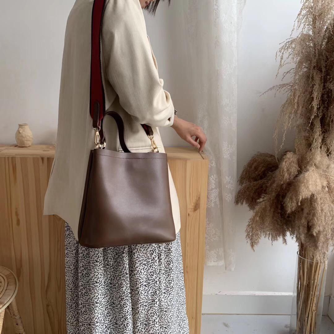 viralbisneskl's tweet photo. RT @MyTasche: Fiona totebag
RM59 free postage 
Ready stock ✅
#handbag #slingbag #handbagmurah
#backpack #longchamp #taschemy #sayajual
#jomberniaga #bazarpaknil #twtpromote #RTdanSebar @RTNiaga @Twt_Product @twt_rezeki @RTdanSebar @twt__promote https://t.co/q2WR5WWH1f