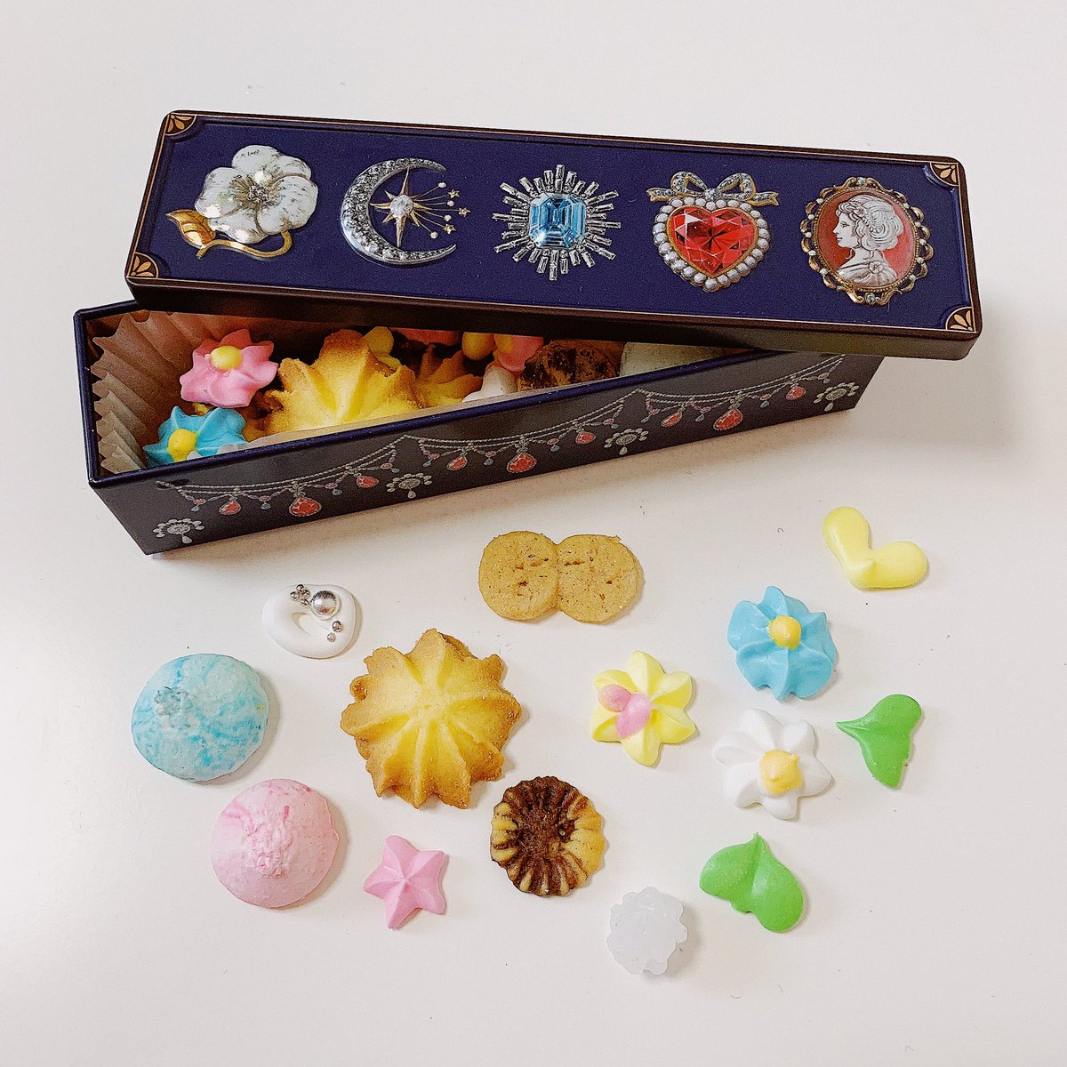 onumaaaaan's tweet photo. まるで宝石箱のよう💍💎✨
可愛いすぎるクッキーの詰め合わせ💜

アトリエやまこの「マドンナビジュウ」
通販で購入可能なので
おうち時間のご褒美スイーツに🍪🌼

入れ物も中身も可愛すぎる！
クッキーやメレンゲの可愛らしい
お菓子が詰まってます♡
食べおわったらぜひ小物入れに♡ https://t.co/yVb3rvMAMh