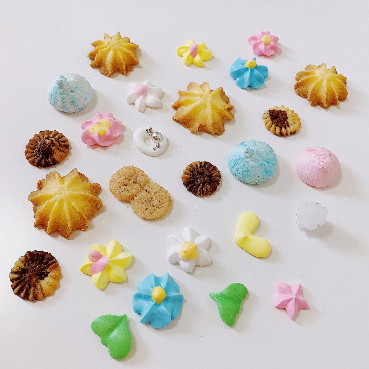 onumaaaaan's tweet photo. まるで宝石箱のよう💍💎✨
可愛いすぎるクッキーの詰め合わせ💜

アトリエやまこの「マドンナビジュウ」
通販で購入可能なので
おうち時間のご褒美スイーツに🍪🌼

入れ物も中身も可愛すぎる！
クッキーやメレンゲの可愛らしい
お菓子が詰まってます♡
食べおわったらぜひ小物入れに♡ https://t.co/yVb3rvMAMh