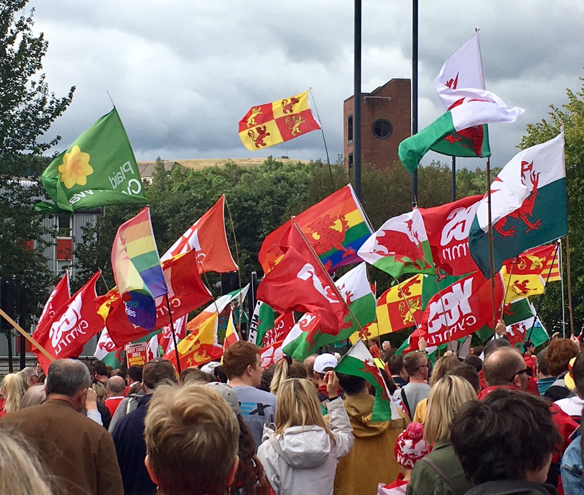 AUOBCymru's tweet photo. Who was there, on the square?
Oeddech chi fynna, yn y dydd mawr ym Merthyr?
#AUOBMerthyr #Annibyniaeth #IndyWales https://t.co/47OTybbhNr