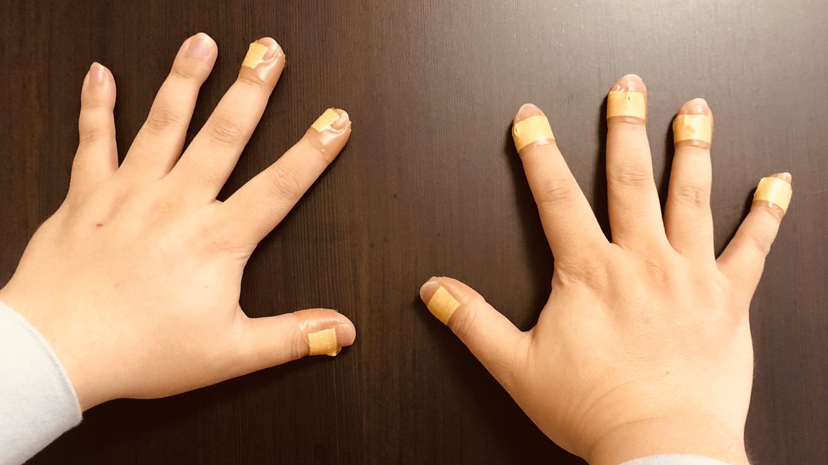 吉沢緑時 در توییتر 日々エタノールでマメに手を消毒 指先が荒れササクレまみれ 地味に痛むので絆創膏を貼りまくる 絆創膏が邪魔で絵が描きにくくなる 絆創膏を剥がしササクレに接着剤 ササクレの痛みは引いたものの 今度は手や扁桃腺が腫れ痛み出す