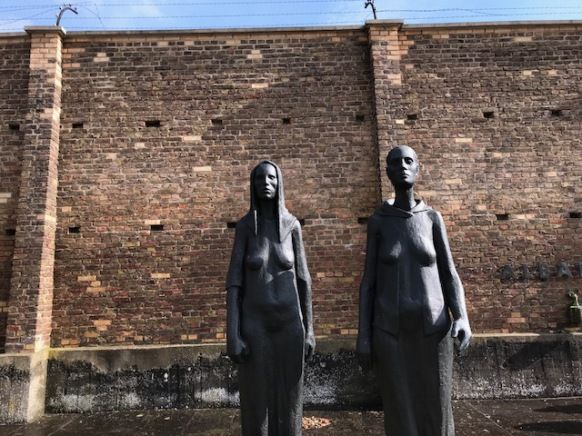 Domenica 19 aprile 2020, alle ore 10.15, il canale televisivo RBB trasmetterà un servizio commemorativo ecumenico per celebrare la liberazione del campo di concentramento di Sachsenhausen e Ravensbrück buff.ly/3crpRuo
