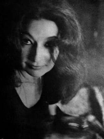 Murió #AmparoDávila, qué tristeza. Hay tanto que agradecerte, mentora nuestra, amiga en la locura, la oscuridad y la muerte; pero también en el camino luminoso de hacernos lectoras y escritoras, de hacernos escuchar. Gracias, Amparo. Abrazo a todas mis amigas y a sus lectorxs 🖤.
