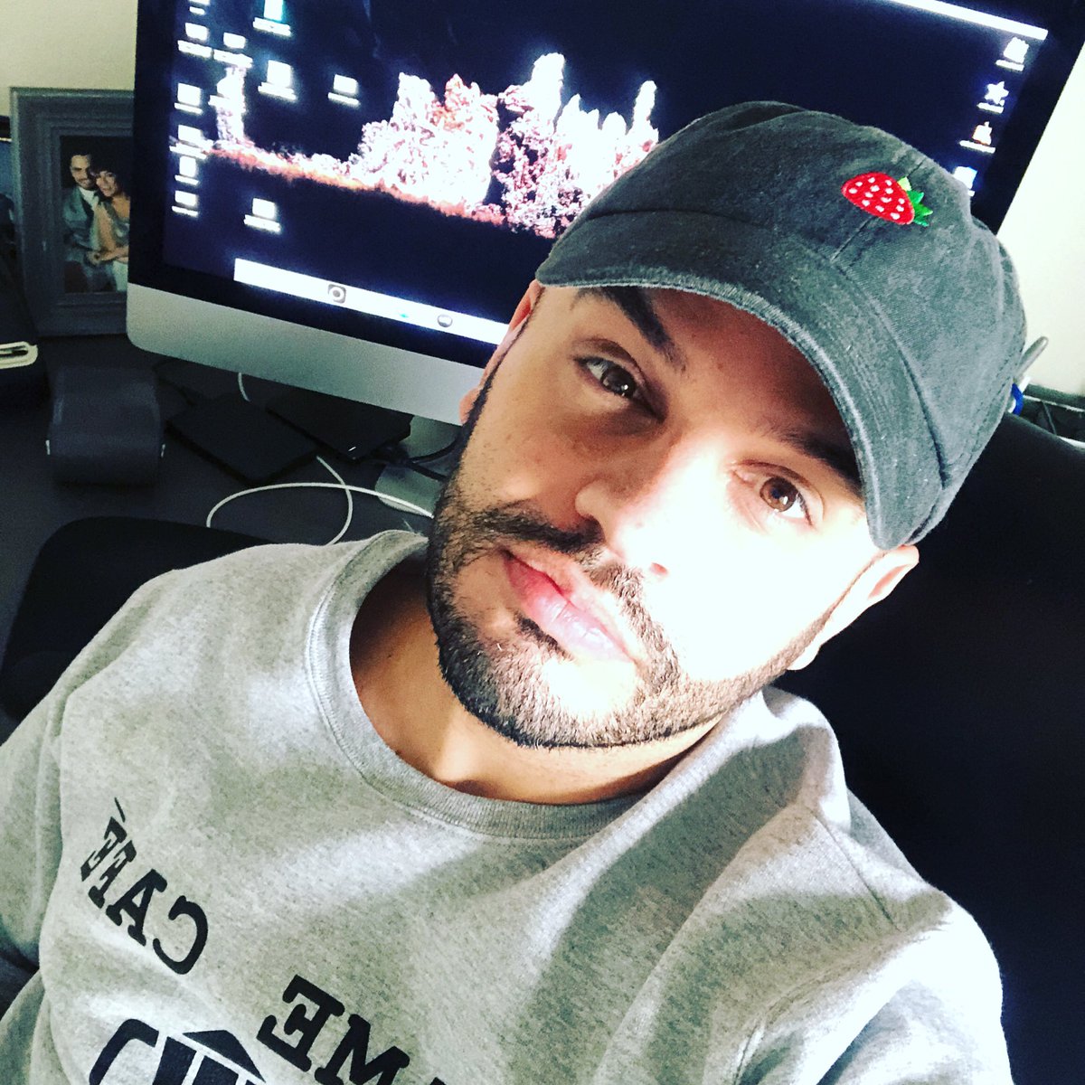 josuecomedy's tweet photo. Aquí bien modelo editando el vídeo que saldrá hoy a las 4:00pm en mi canal de YouTube 😂 . #modelogreatvalue 
.
.
.
#josuecomedy #comediante #video #newvideotoday #youtube #comedia #comedylife #comedyvideo #modelo #boricua https://t.co/14773saEb8