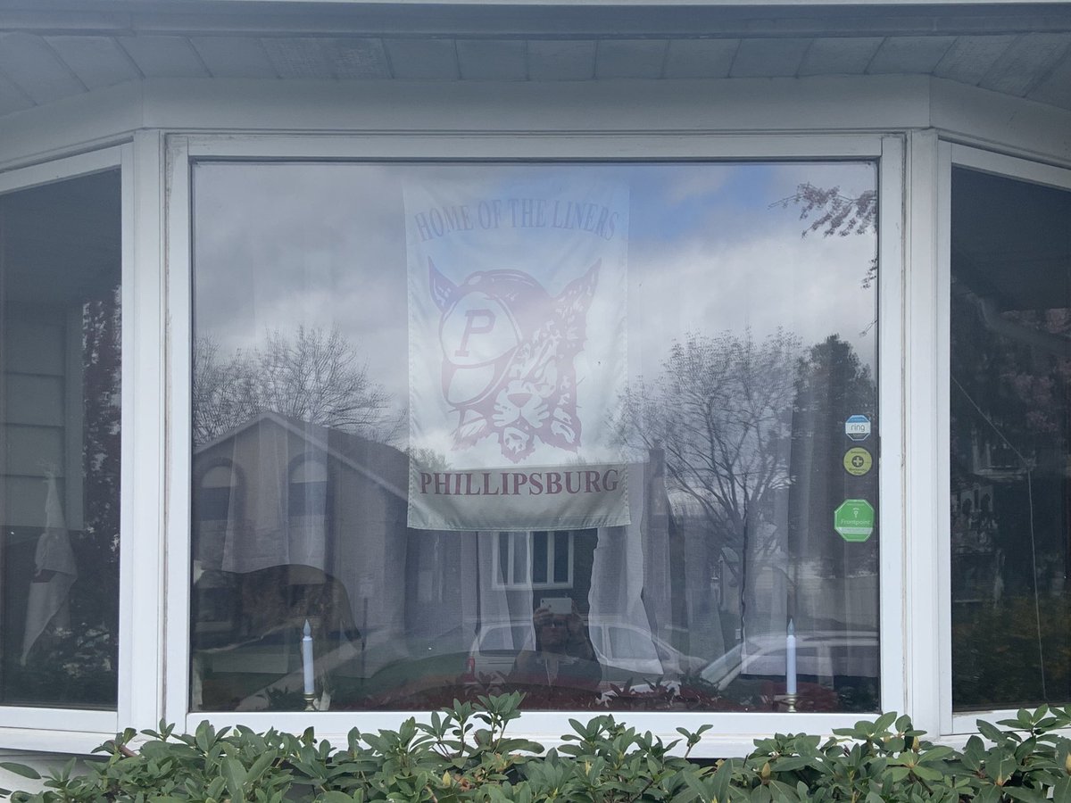 danielledege's tweet photo. Everyday is a great day to be a #Stateliner. I’m out of paint & markers, but I’ll waste no time supporting my #Stateliners with swag. If you walk or drive by, 👋 ✊#LetsGoLiners to support our students, alumni & community! #MakeADifferenceFromADistance https://t.co/msFikU82pN