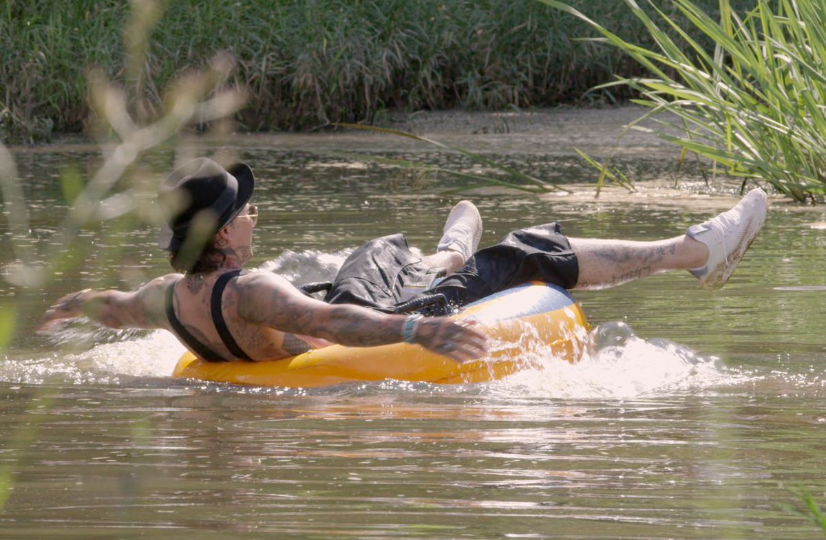 Crackle_TV's tweet photo. Dreaming of days on the river ☀️
 
Watch #ASlumericanLife FREE: https://t.co/1mqIH6YwgX
 #yelawolf #slumerican #riverlife #saltlife https://t.co/x9bY2E0NGL