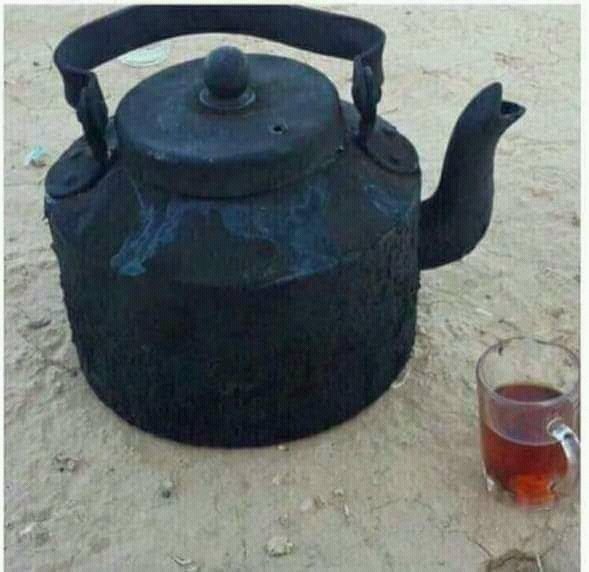لاتلتفت لشكل البراد فقط ركز على الكوب الشاهي بالحطب