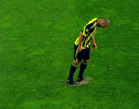 Tarihte Bugün | 18 Nisan 2010 Fenerbahçe-Beşiktaş JK 1-0 66' Bobo'nun kullandığı penaltı öncesi Bilica penaltı noktasında çukur kazdı ve Bobo penaltıyı kaçırdı.