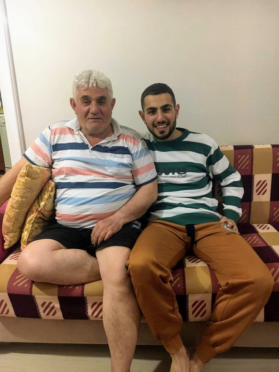 Aydocuk's tweet photo. #Bir #Gün #Bizi #Boynu #Eğik #Görürseniz , #Bilin #Ki #Yere #Düşen #Birini #Kaldırmak #İçin #Boynumuzu #Eğmişizdir ! ✋👍👌#AyDo... #BABAM ❤ https://t.co/LvzE1pEUvF
