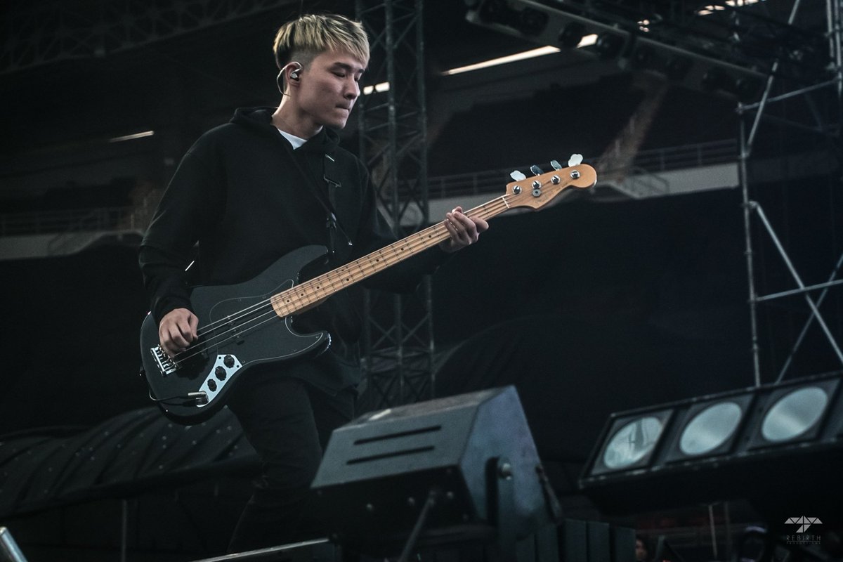 tee_mullet's tweet photo. ยังจำความสั่นสะท้านในวันนั้นได้อยู่เลย
.
Still remember how my body keep shivering so hard on that day.
.
G19 Fest (genie fest)
Band : @sweetmullet
10/02/2018
.
.
.
#g19 #g19fest #geniefest #genierecords #sweetmullet #sweetmulletband #mulletcrew #fender #fenderbass #jazzbass https://t.co/FxJuSdvnGT