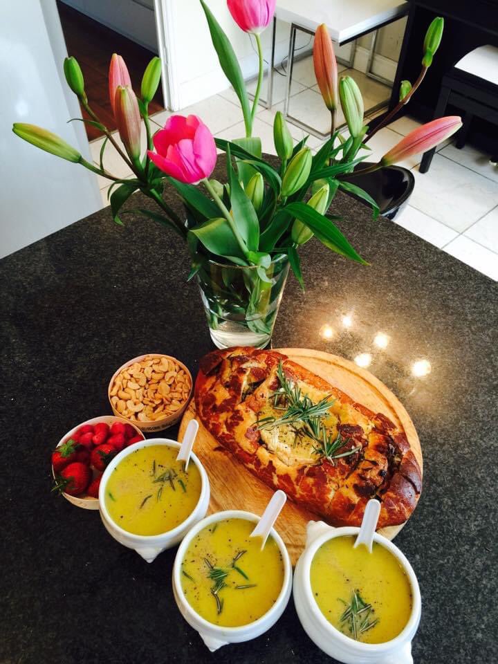 Keleonttele's tweet photo. Sweet potato, leek &amp; smoked garlic soup, homemade hedgehog bread, stuffed with Camembert. Have a nice day now! 🥰 #KellysKitchen https://t.co/CpxhlwhPJ0