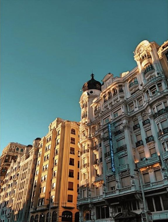 “Cuanta luz en la calle y cuánta tulipa en casa” 

Fotografía que nos envía ( photo_triangle - Instagram) 
#QuedateEnCasa