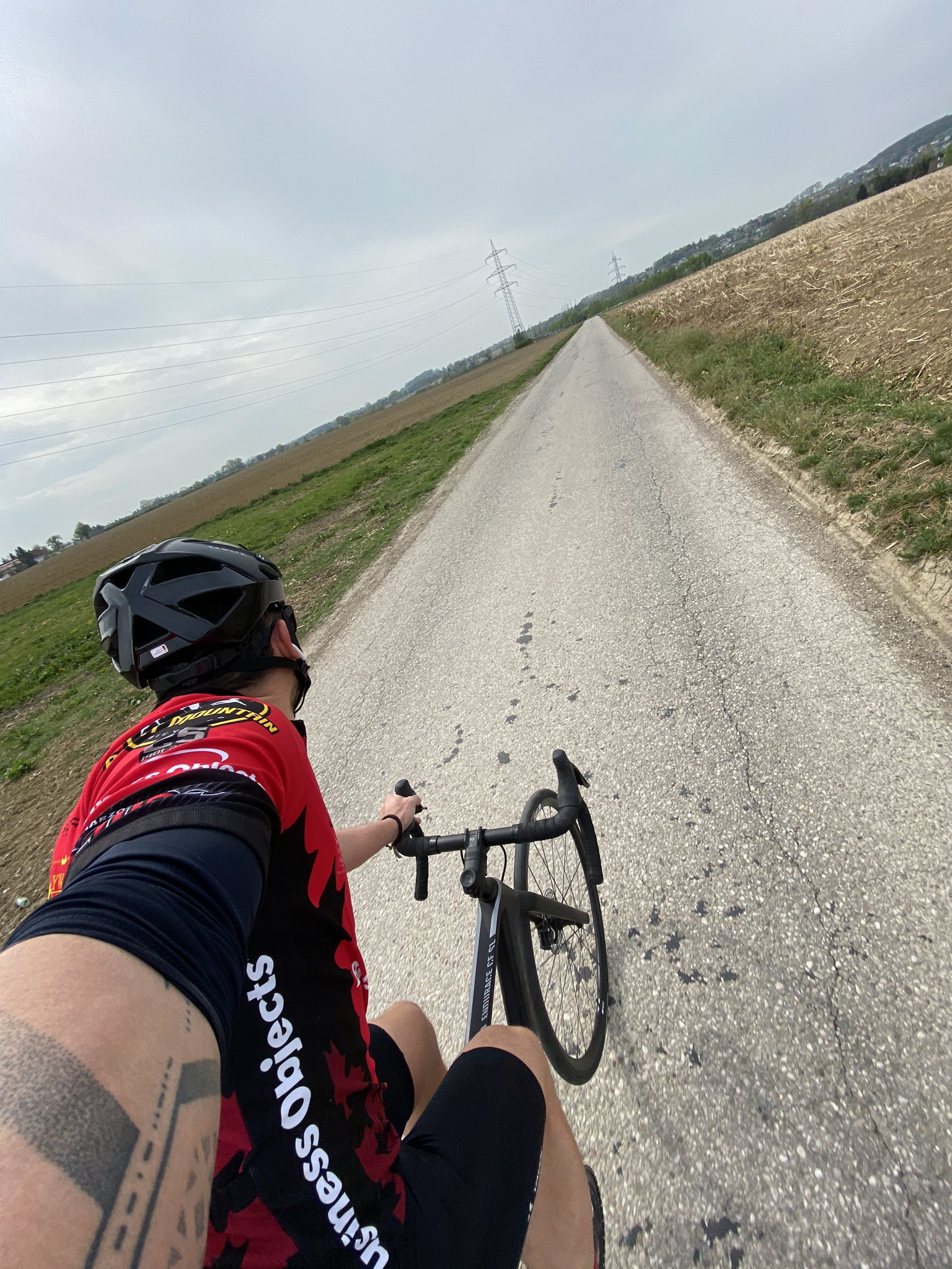 Tom Kaum Sitzt Am Rennrad Willst Deine Beine Rasieren