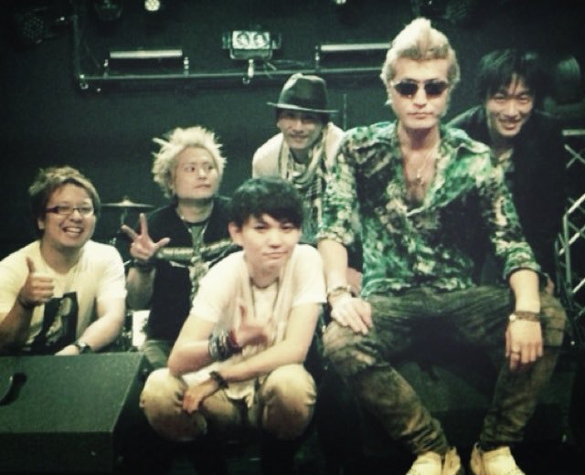 ov_masu's tweet photo. #自撮りつなぎ というのをいただきまして。

僕の大好きなボーカリストの1人。
最高の歌声と魂の持ち主。
実は性格がすごく似てたり。
@MCLfromCB 

歌を聴かせてくれーい！
一緒に写ってる写真全然持ってなかった笑

次は誰に、、、
回す人がいない、、、
誰か勝手にこのバトンもらってー！！笑 https://t.co/CCe4Y2WhHP