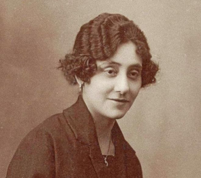 Tal dia com avui de 1939 la badalonina Carme Claramunt fou la primera dona afusellada pel franquisme al Camp de la Bota. Claramunt tenia 41 anys i era militant d'Estat Català. 
Honor i glòria als republicans afusellats! #MemòriaHistòrica