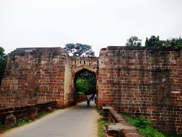The gate at the East was the main entrance. It had two tall towers at both sides and a twisting passageway inside which made an attack very difficult. The mosque is probably Mughal, but we are again not sure. Almost certainly Cuttack's oldest mosque (6/n)