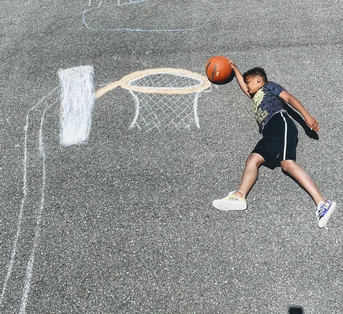 goodview_bcps's tweet photo. Our amazing learners have drawn some wonderful, fun, and creative drawings as part of our chalk art challenge! Their talents extend far beyond the classroom! #GrowlingGrizzlies #GESpride https://t.co/iW692ZO5Uo