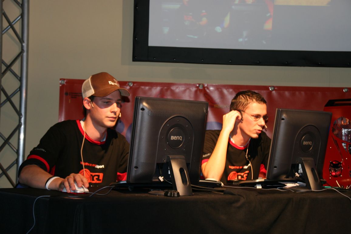 ConztaJ's tweet photo. @myKnochen @freaks4ugaming Ich kann mich noch gut daran erinnern! Ich war damals so froh, als du und Mase wieder zurückgekommen seid, da ihr den Zug verpasst habt. Casten kann halt nicht jeder :) https://t.co/4GDHPpDvxu