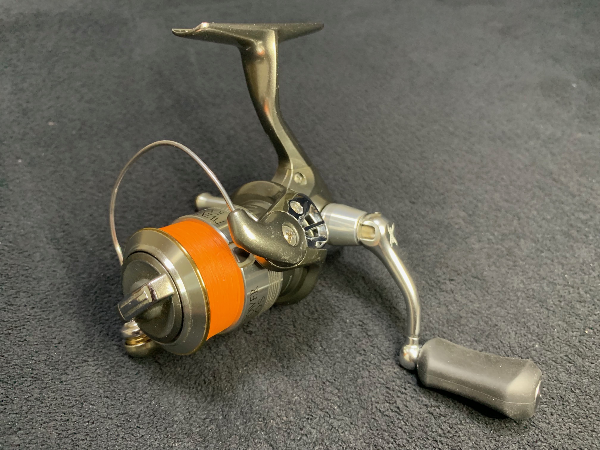 Silver 05ツインパワーのハンドルノブ交換 世間では今年発売されたシマノのリール ツインパワー が話題のようですが 自分は15年前のモデルを愛用しています が ハンドルノブのがたつきがちょっとストレスに 調整しようにも 05ツインパワー の