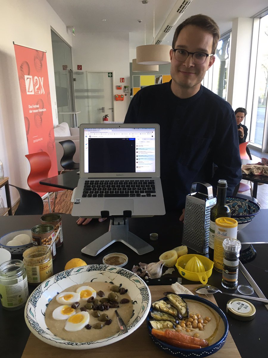 Zusammen kochen in Zeiten von #SocialDistancing . Best Hummus, bester Genussredakteur und seit heute #z2x - Livekoch <a href="/jakobpontius/">Jakob Pontius</a> 👏