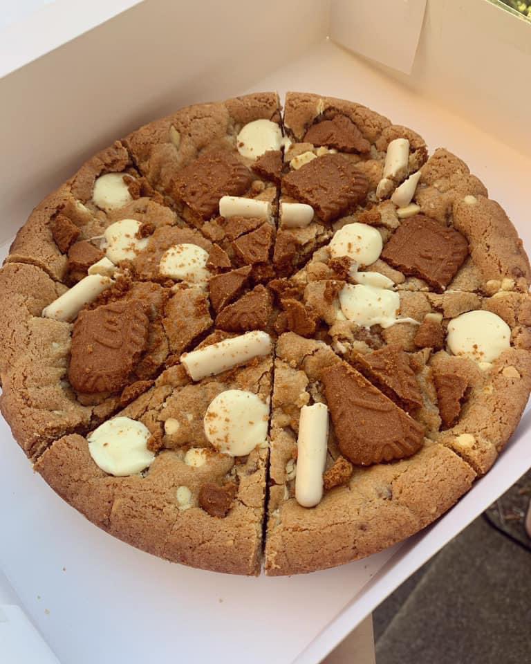 peachbakery_'s tweet photo. Biscoff and white choc cookie pizza🤩 #peachbakery https://t.co/NpAjSYLcW2