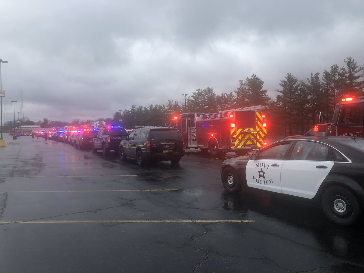 ChiefMolloy's tweet photo. The #NoviPD was proud to join #NoviFire & dozens of our Fire and Police colleagues as we participated in the Solidarity Lap at Beaumont Royal Oak. Thank you to ALL of the medical staff at @BeaumontHealth for the brave work you’re all doing 24/7. @sbaetens236 @erickz_ez https://t.co/b35bCP7J3p