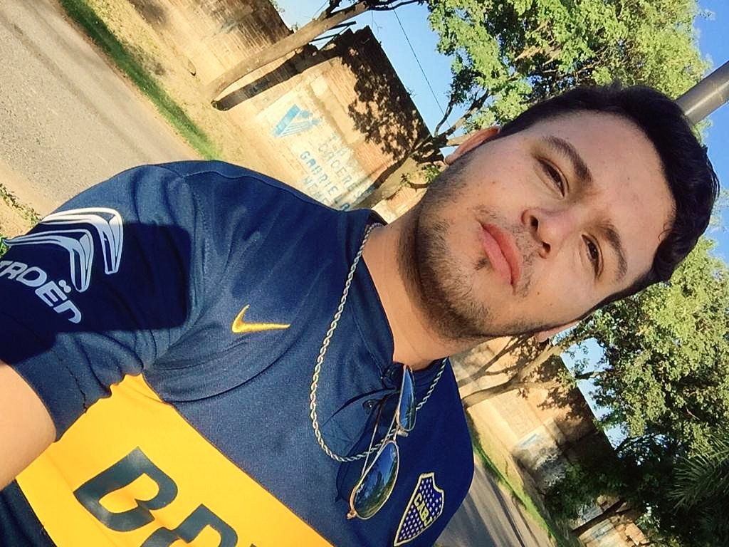 joakoalbornozok's tweet photo. Cada vez que salgo a la vereda y recuerdo que no puedo salir más lejos, esta es mi cara. #QUEDATEENCASA #quedatencasa https://t.co/9fIww8U3un