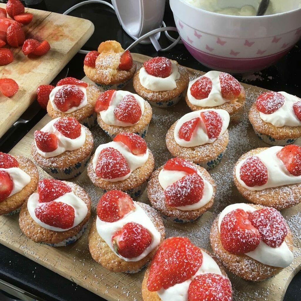 CorkCityMarket's tweet photo. Good things come to those who isolate. Strawberries very early in season @theroughtyfoodie Posted @withregram • @theroughtyfoodie Roughty for strawberry’s !!❤️🍓🍓🍓🍓🍓 https://t.co/DETR4jnrt1