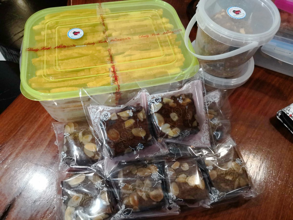 DEC_PD's tweet photo. อร่อยดี ทำงานไปทานไป เพลินหละ WFH ชอบขนมปังกรอบ ชอบบราวนี่ ชอบคุกกี้... สั่งต่อเลยแล้วกัน
@NWanwida https://t.co/atEIawCzQy