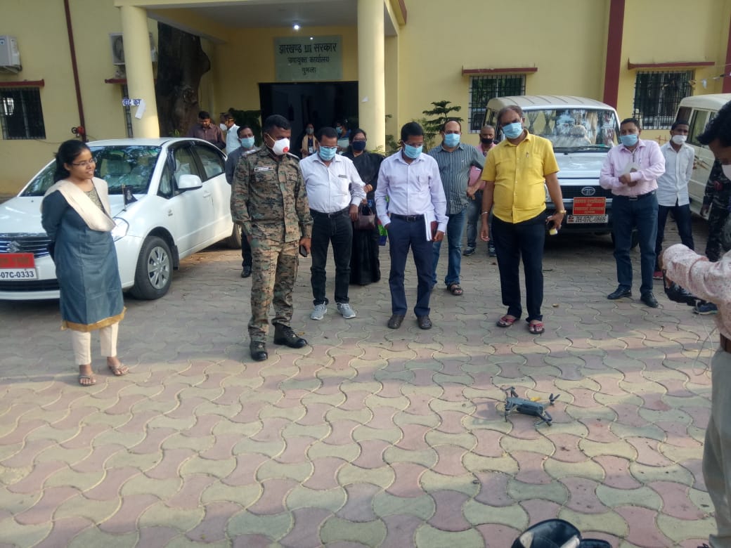 GumlaPolice's tweet photo. आज दिनांक 18.04.2020 को पुलिस अधीक्षक, गुमला एवं डीसी गुमला द्वारा #LOCKDOWN का उलंघन करने वालों पर निगरानी रखने हेतु डीसी ऑफिस गुमला के सामने ड्रोन कैमरा का निरीक्षण किया गया।
@JharkhandPolice 
@JharkhandCMO https://t.co/rOyrHNnVac