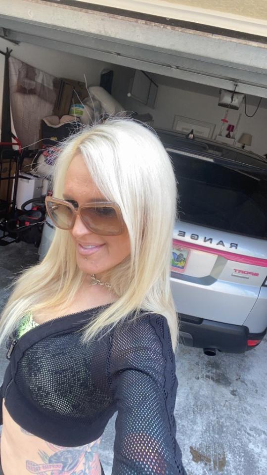 3 pic. @realp411 Hey guys just hanging out this Saturday who wants to hang out https://t.co/WTqWYV7ft7