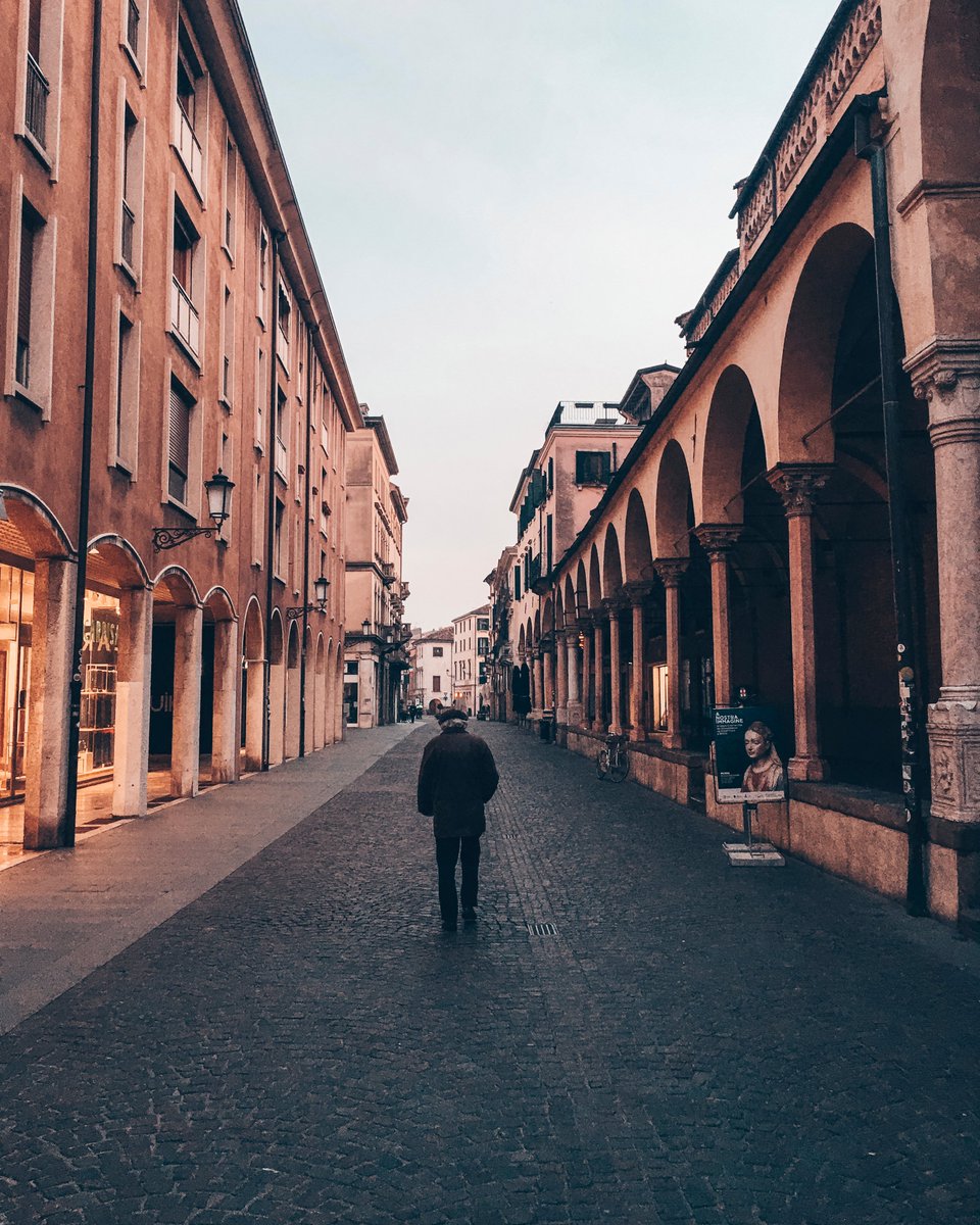LazzaroSTUDIO's tweet photo. Silent Moments. #Padova #Covid_19 #streetphotography https://t.co/d4NWWhOSL9
