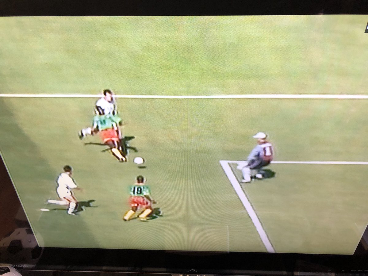 barabenpaglenn's tweet photo. Man blir så JÄVLA TRÖTT på MFF-profiler som Bjärred som klantar sig när Sverige leder. Spela Erlingmark istället för Andersson nu Tommy! #VM1994 #SVTsport #twittboll #ifkgbg #mff https://t.co/0SW68D2Jvw