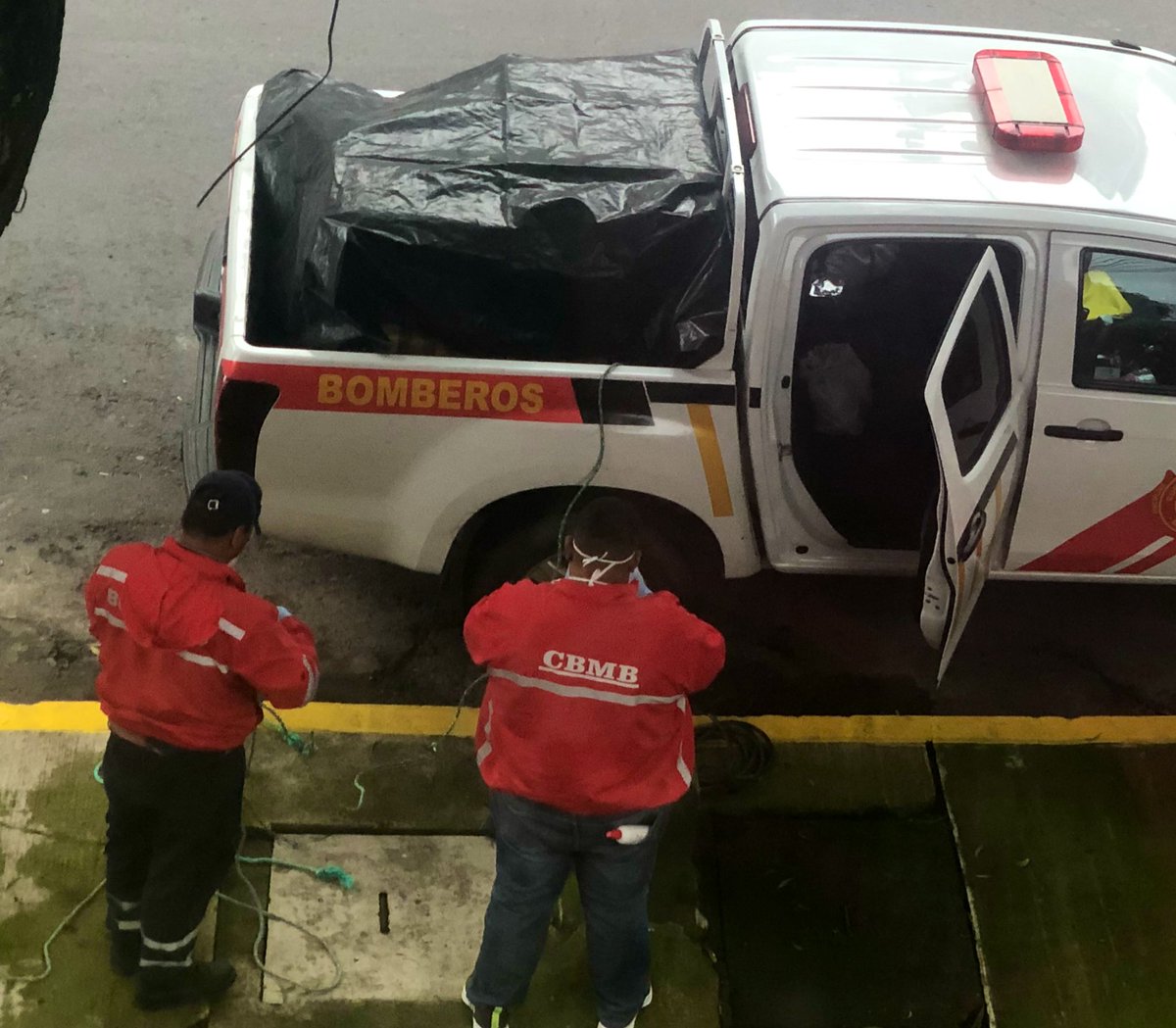 ActivateEcuador's tweet photo. Entrega 🚚 de insumos al Cuerpo de Bomberos 🚒 🧯 trajes biodegradables, mascarillas 😷 y guantes de nitrilo 🧤
#ActivateEcuador 🇪🇨
💛💙❤️ https://t.co/tVFBKKDfpn