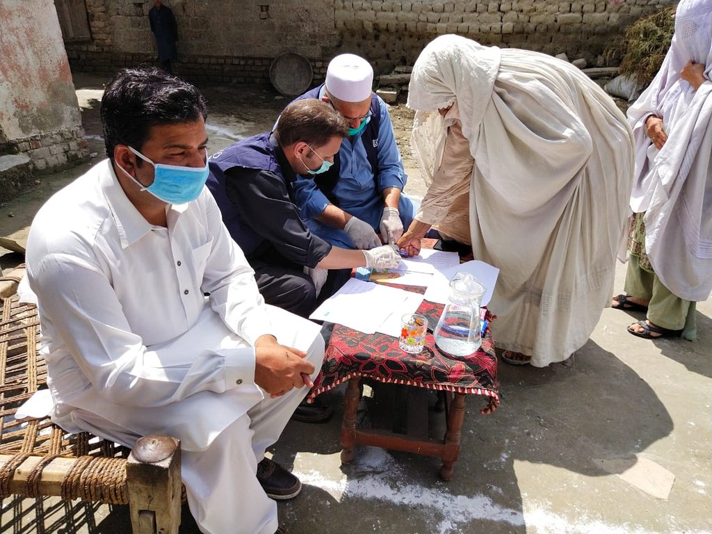 HashooHunar's tweet photo. The Hashoo Humanitarian Program and it’s local partner CRDO, distributed 100 relief packages to families of Panam Dheri Warsak Road, Peshawar.

#HashooGroup #HashooFoundation #HashooHunar #HashooTrust #covid_19 #foodpackages #distribution #pakistanfightscorona https://t.co/uPmcpmGH4H