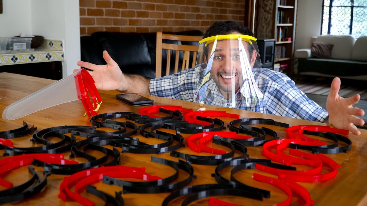 manualdomundo's tweet image. Conseguimos produzir mais de 100 máscaras com escudos faciais (face shields) para ajudar na luta contra o coronavírus! 💪😷 Quer conferir como tudo foi feito? Corre lá no canal ➡️ bit.ly/FaceShieldsMM 

🙌⠀⠀⠀⠀
⠀⠀⠀⠀
#ManualdoMundo #ManualMaker #FaceShields