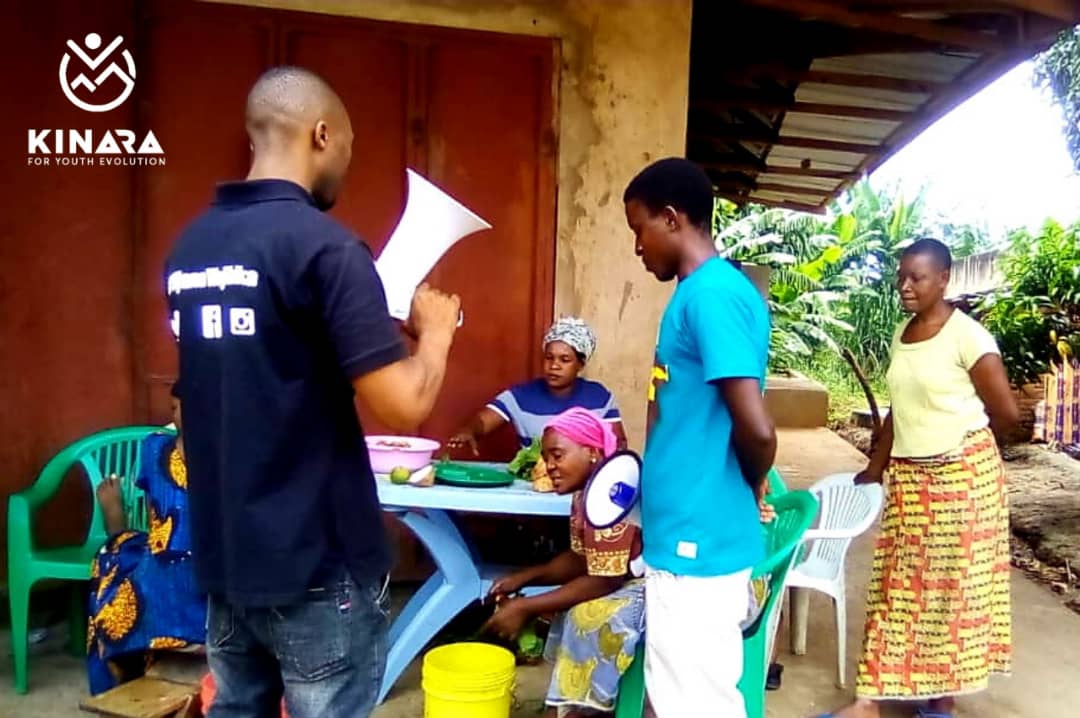 kinarayouth's tweet photo. It's time for every member of the community to make sure they protect themselves and others from #COVID19. Here, our Mji Mpya ward CCA talks to food traders (Mama ntilie) about prevention. The entire community must receive this education equally.
#StaySafe
#SpreadInfoNotPanic https://t.co/PZ7dorgnXH