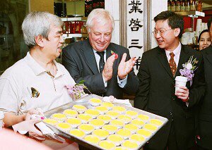 gogojojobaba's tweet image. The last #HongKong governor, #ChrisPatten is now 75y/o. I wish he could see the day that HK is free from the authoritarianism and that day he would come to HK again to enjoy his favourite #EggTart. 幅圖嘅肥彭表示：幾時食得🤤