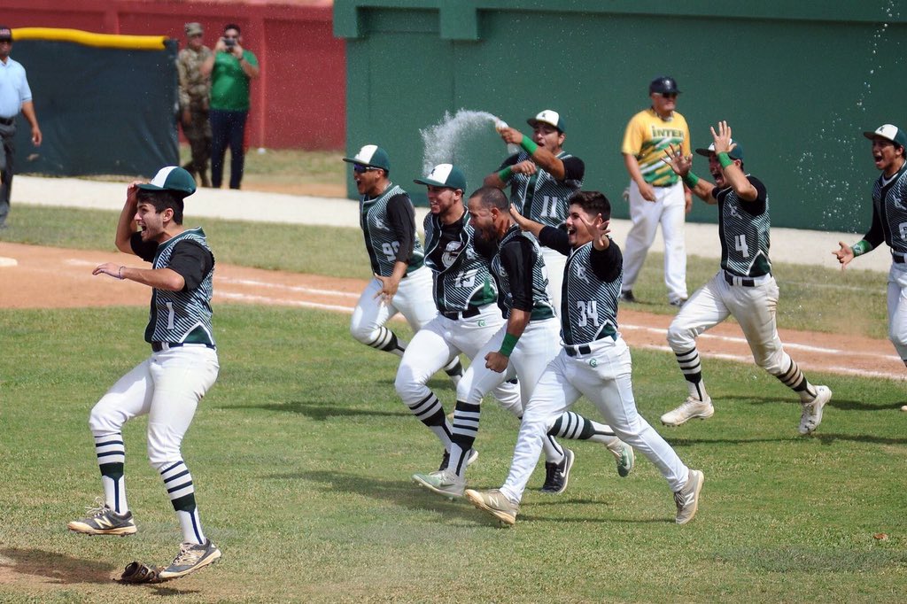 CAAM_Baseball's tweet photo. #TB de los CAAMPEONES hace dos (2) años ⚾️

Los Tarzanes 🐶 del RUM derrotamos a los Tigres 🐯 de la Inter 5-4 en el juego decisivo en Lajas 💪🏻

Toda esa temporada dedicada a nuestro hermano @JoseRAtilano1 ❤️

🗣 !COLEGIO TU PAPÁ! 🗣

#LAI2017 #ATI17 https://t.co/ngPIeQ0h77