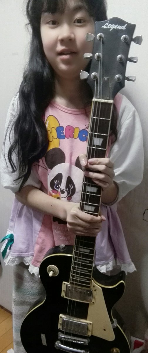 イカ母ちゃん V Twitter 緊急事態宣言でおうちでギター練習 とりあえずりん母のお古で 病気のせいで手に力がないのでレスポールはダメですね お古のレスポールは力がついてからだね ゾウサンギターからスタートだあ 何かがすでにおるなあ 沢田研二 コロナで滅入っ