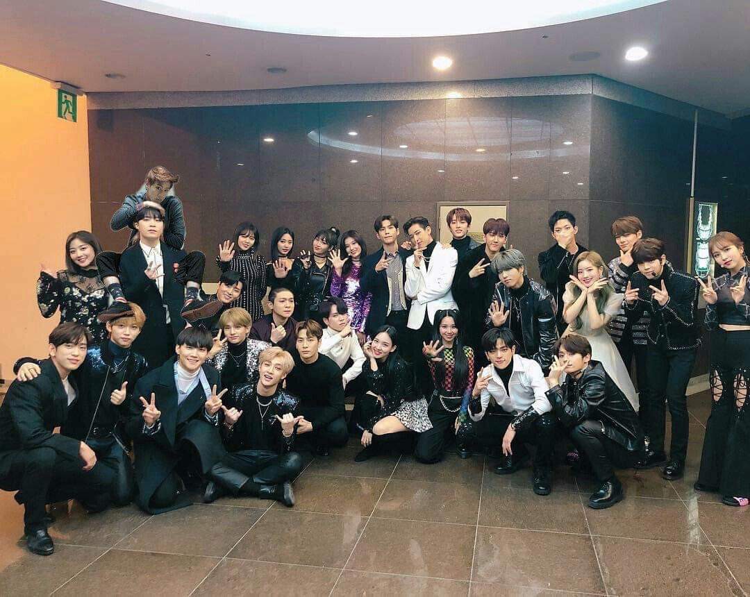 Jyp entertainment группы. JYP группы. JYP Family. Лестница JYP. Группы компании JYP Entertainment.