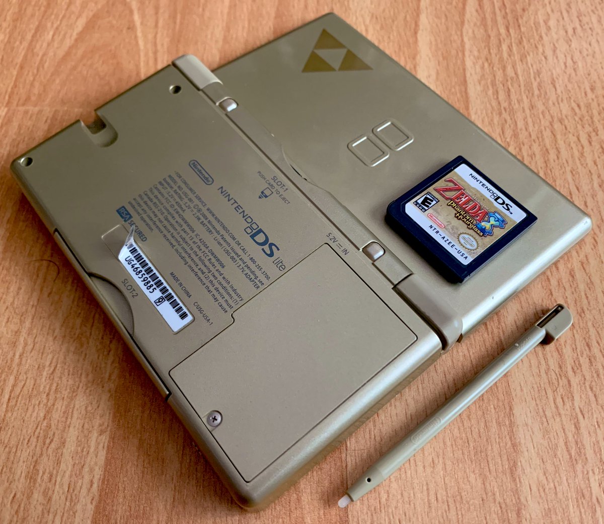 Nintendo DS Lite (2007) Cette édition nord-américaine avec The Legend of Zelda: Phantom Hourglass n’existe pas en France.Pour l’anecdote, le jeu n’a pas la même VF que chez nous. Elle est de fait très drôle (avec un exceptionnel "Je te pompe, Link") : merci le Québec ! 