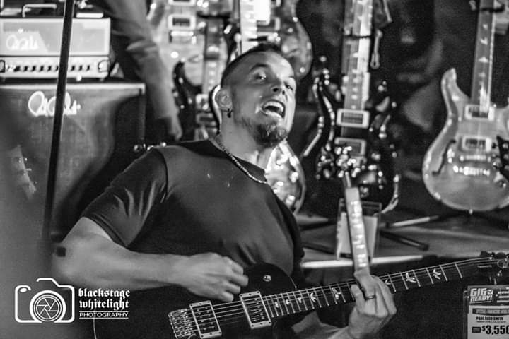 AlterBridgeWW's tweet photo. 🎈 Happy birthday to the one and only, @MarkTremonti! 🤘

📷 BlackStageWhiteLight https://t.co/vXE8nYwDLD