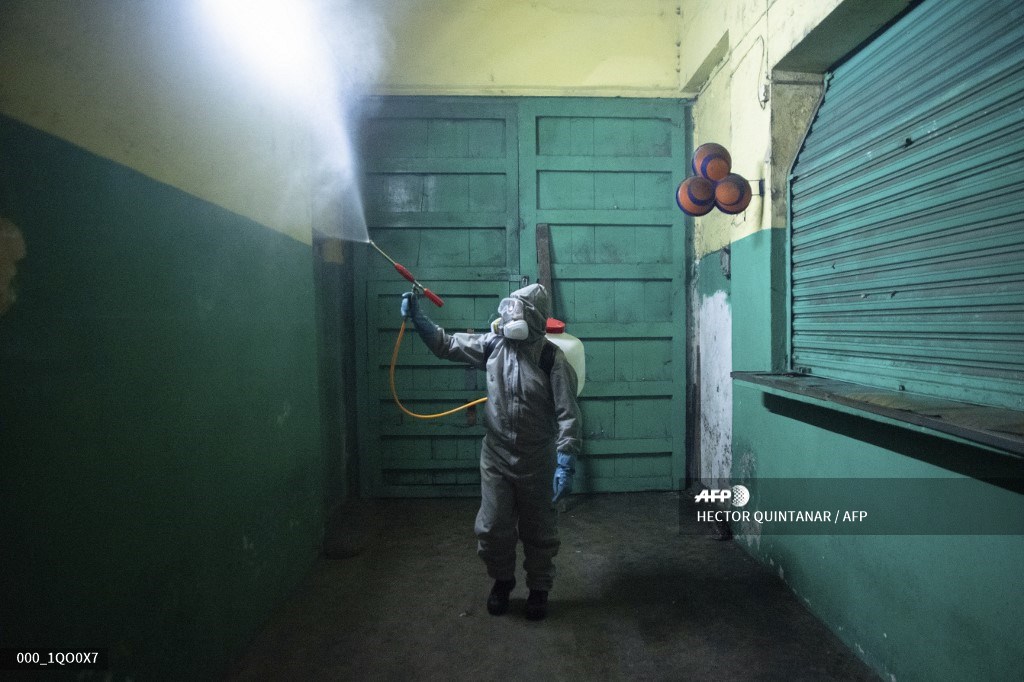 AFPphoto's tweet photo. #Coronavirus #COVID19
#Mexicoc - A cleaning workers wearing personal protective equipment (PPE) disinfect a bus terminal in Coatepec, Veracruz state, on the coast of the Gulf of Mexico. #AFP
📸 Hector Quintanar https://t.co/nRkJ33I6wj