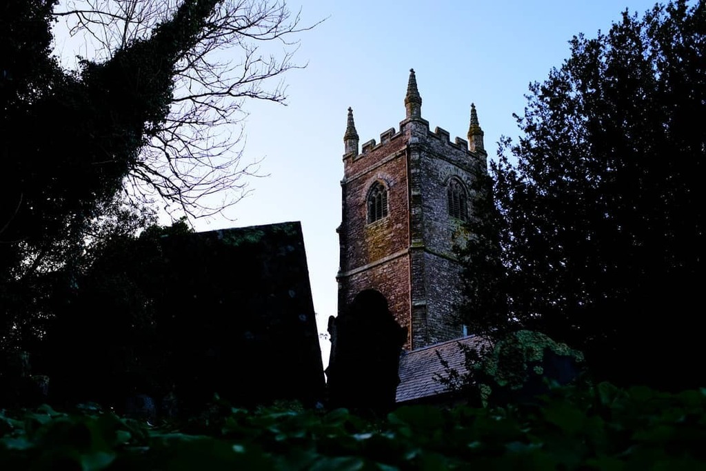 Same church, different angle, different time of day. I love how gravestones settle at random angles over time to crest a unique arrange you'll only find in that one place.
.
#winterscenes #wintersun #cornishchurch #churches #englishchurch #framed #towers… instagr.am/p/B_IDYyxhfnq/