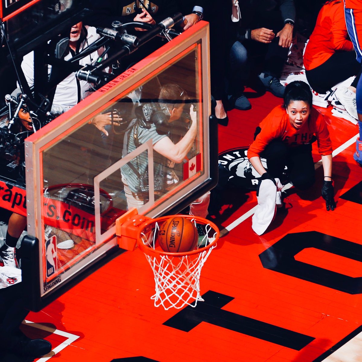 BleacherReport's tweet photo. This shot has some of the best reactions of all-time https://t.co/K3z5nvT6wj