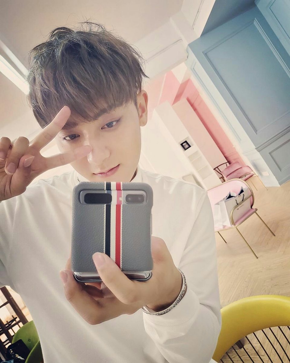 JELLPC's tweet photo. ถ้าเป็นยุคนั้นล่ะมึงเอ๊ยยย #Taoho นี่ทามไลน์แตก ส่วนตอนนี้ใครที่ยังอินมากอดคอสู้ไปด้วยกันจ่ะ😂😂
#ZTAO #SUHO @weareoneEXO https://t.co/NjC8TgJAyz