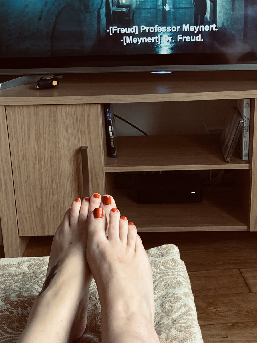 deborah71957586's tweet photo. That’s one job done! Fresh nails! At least I won’t feel bad if I get a toe stuck in the tap now 😂 #halo #boringpost https://t.co/10nfi7xA4I