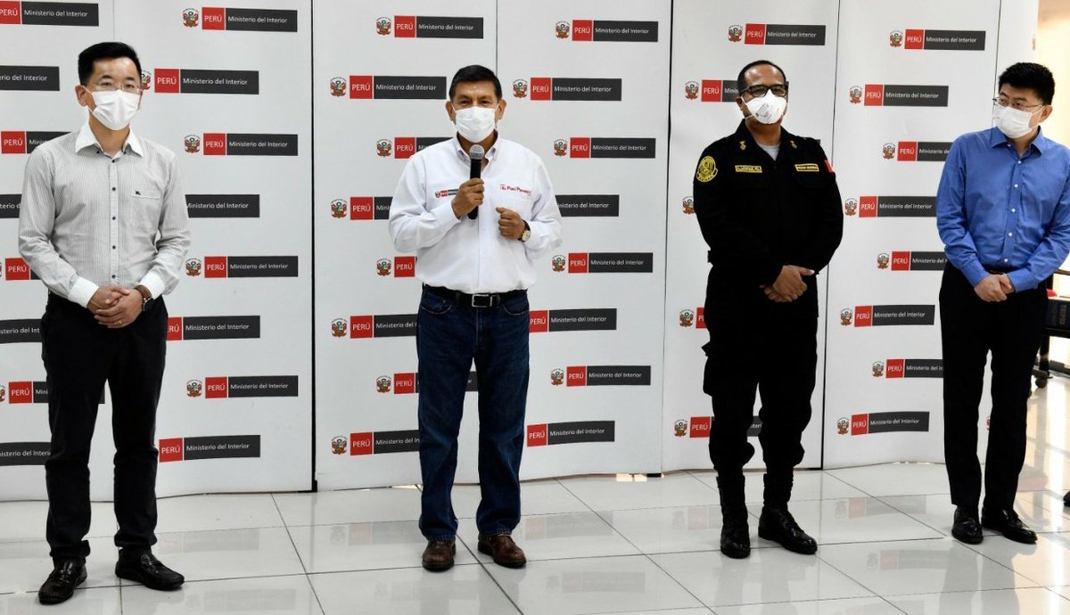 MininterPeru's tweet photo. #AHORA Ministro del Interior, #CarlosMorán, recibe de empresa @HuaweiMobilePe la donación de sistema de detección de calor y plataforma para teleconferencias, a fin de dotar con alta tecnología a @PoliciaPeru en sus labores de control contra el #COVID19. #PerúEstáEnNuestrasManos https://t.co/rR83lzqyIH